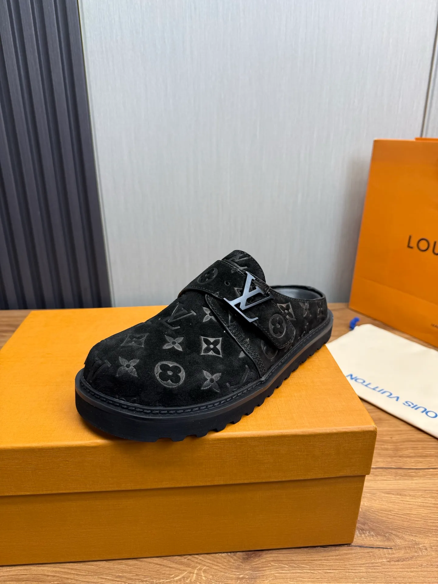Men's men's shoes 460💰 Lv. Popular couple slippers hot sale🩷💚 🩴Official website one to one production 35-45 sizes 45 46 🉑️Customized!